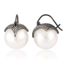 Load image into Gallery viewer, Armor Pearl Earrings