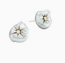 Load image into Gallery viewer, Pearl Studs