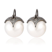 Load image into Gallery viewer, Armor Pearl Earrings
